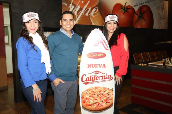Guiselle García, René Turcios y Erika Hernández, compartieron con los medios de comunicación en el lanzamiento de la Pizza California.