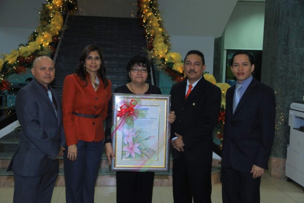 Olga Marina Villatoro es premiada por BanPaís