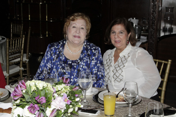 Frances Vargas es agasajada por su pronta boda