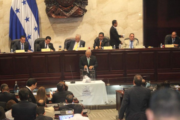 Mauricio Oliva pide a jefes de bancada no seguir haciendo el ridículo