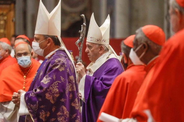 Francisco alerta del peligro de la mediocridad en la misa con los nuevos cardenales