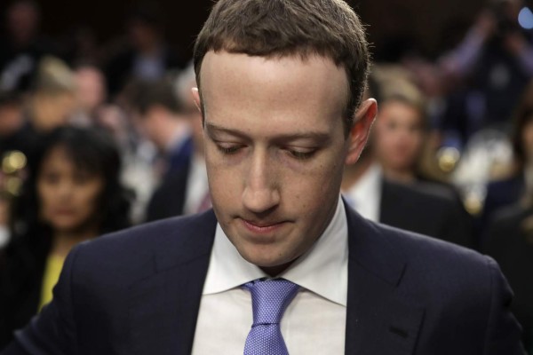 Zuckerberg, en apuros cuando un congresista le pidió datos personales