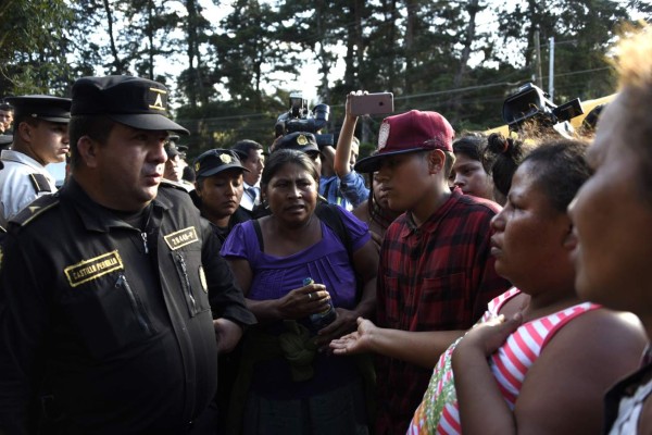 Relatives protest to the police outside the children's shelter Virgen de la Asuncion after a fire at the facility killed at least 19 people, in San Jose Pinula, 10 km east of Guatemala City, on March 8, 2017.At least 19 people died in a fire at a children's shelter in Guatemala, a spokesman for the local fire service said. It was not immediately known how many of the bodies were those of children. The center, supervised by state social welfare authorities, hosts minors who are victims of family mistreatment. The facility has been the target of multiple complaints alleging abuse, and several children have run away. / AFP PHOTO / JOHAN ORDONEZ