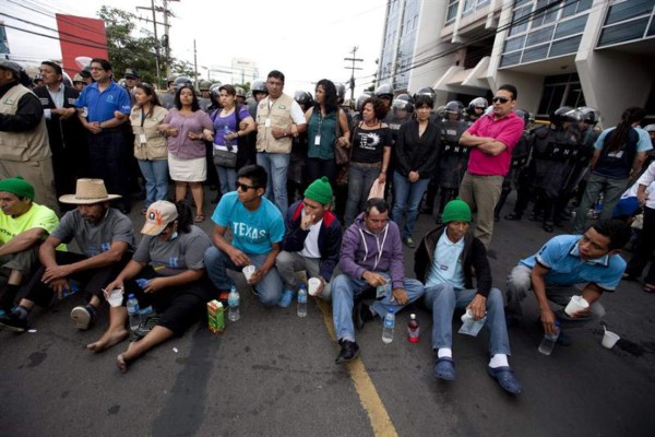 Bloquean paso a indignados en huelga de hambre