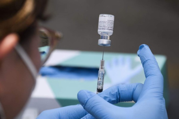BioNTech afirma que 'aún no' es necesario adaptar vacuna Pfizer a variantes del virus