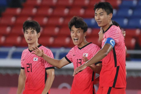 South Korea's defender Kim Jin-ya (C) celebrates after scoring the fifth goal during the Tokyo 2020 Olympic Games men's group B first round football match between South Korea and Honduras at the Yokohama International Stadium in Yokohama on July 28, 2021. (Photo by Mariko ISHIZUKA / AFP)