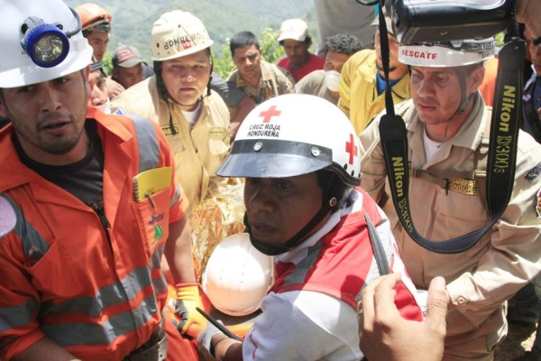 Fotos del rescate de tres mineros de los once atrapados en Honduras
