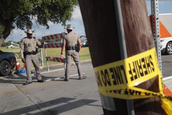 SANTA FE, TX - MAY 19: Police stand guard outside of Santa Fe High School on May 19, 2018 in Santa Fe, Texas. Yesterday morning 17-year-old student Dimitrios Pagourtzis entered the school with a shotgun and a pistol and opened fire, killing at least 10 people. Scott Olson/Getty Images/AFP== FOR NEWSPAPERS, INTERNET, TELCOS & TELEVISION USE ONLY ==