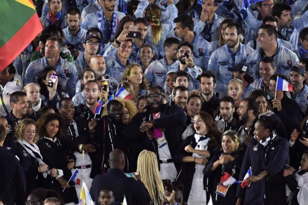 France's Teddy Riner (C) parades during the closing ceremony of the Rio 2016 Olympic Games at the Maracana stadium in Rio de Janeiro on August 21, 2016. / AFP PHOTO / PHILIPPE LOPEZ