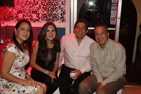 Emoción en una noche en rojo y amistad