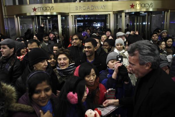 Filas de hasta 15 mil personas en tiendas por Black Friday
