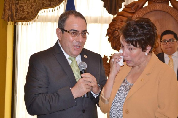 Entre lágrimas, Agüero se despedie de su personal