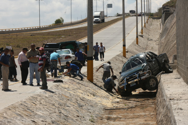 Pick up vuelca en anillo periférico en Tegucigalpa: tres heridos