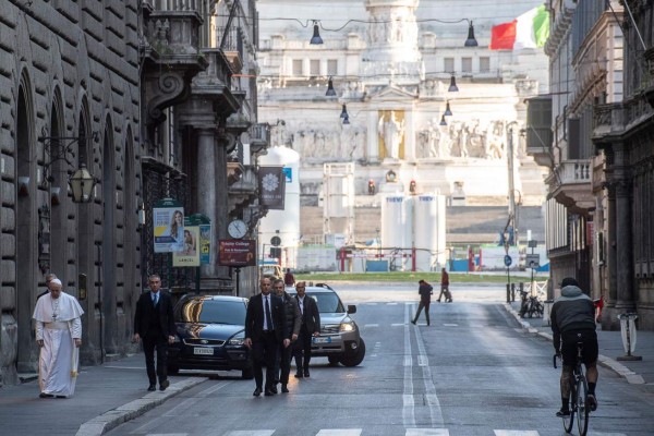 El papa Francisco reza ante un crucifijo que evoca la 'Gran Peste' de 1522