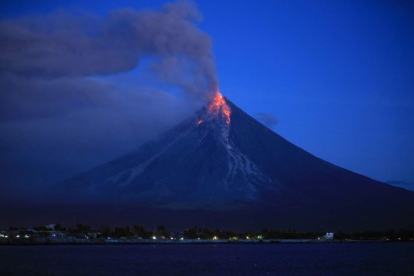 Espectacular erupción de un volcán de lava en Filipinas