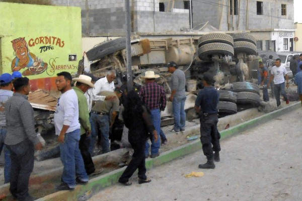 México: 24 muertos tras embestir un camión a 200 personas