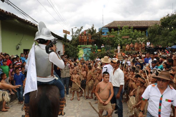 Gracias da ejemplo de identidad nacional al celebrar a Lempira
