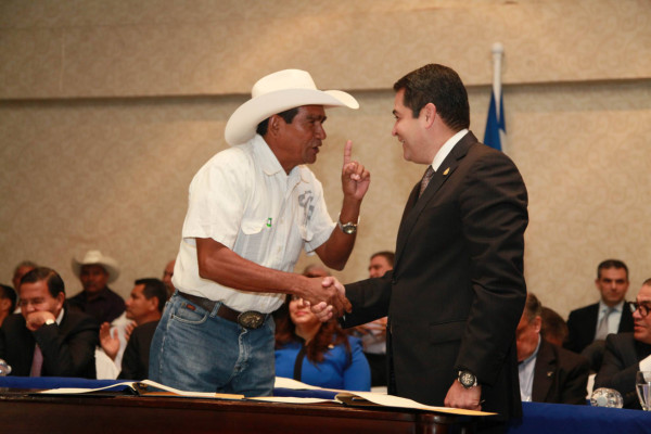 Sectores del país firman el Pacto por Honduras con Juan Orlando