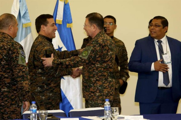 El ministro de Defensa Nacional de Guatemala, Williams Mansilla, saluda a su homólogo salvadoreño, David Munguía Payés (2d) hoy, viernes 12 de agosto de 2016, en San Salvador. EFE
