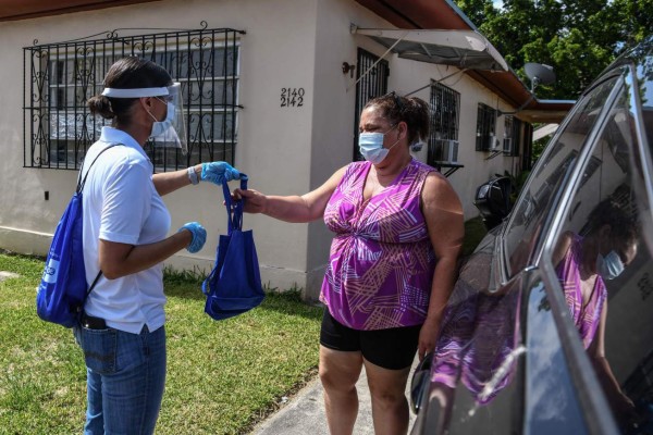 Miami reparte mascarillas casa por casa para combatir avance del coronavirus