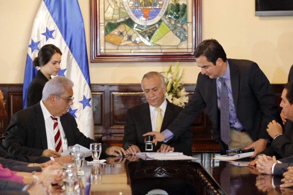 Excluyen a bancadas de escogencia de los 15