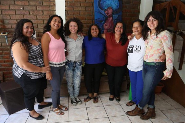 Mujeres salvadoreñas cambian el sol por los reflectores