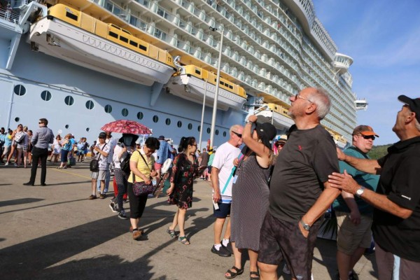 Turistas del tercer crucero más grande del mundo disfrutan de Roatán