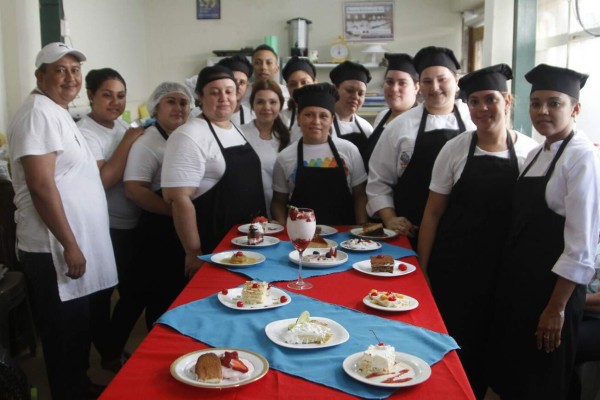 Hasta en EUA venden sus postres graduados de Academia Las Amigas