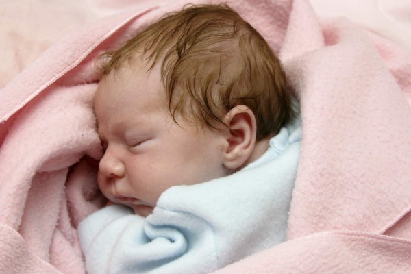 Cobijas y edredones amenazan de muerte súbita a 55% de los bebés