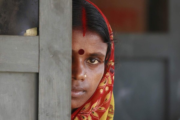 Conmoción en India: Tres hombres violan a mujer y asesinan a su bebé