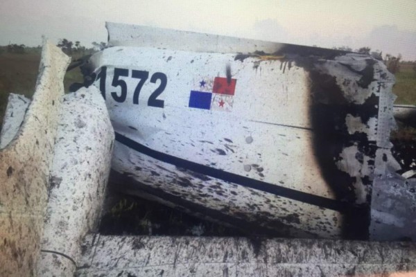 Recuperan 214 kilos de coca de avioneta estrellada en La Mosquitia