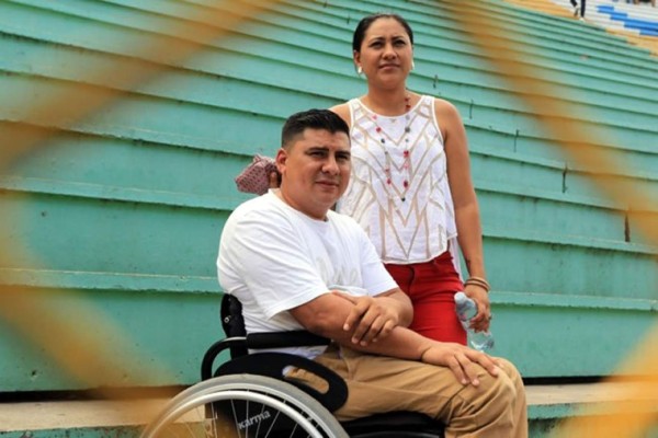 Aficionado discapacitado viaja desde Choluteca para ver a Ronaldinho