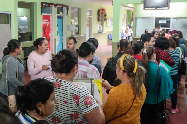 Decenas de maestros en busca de una plaza temporal en Cortés
