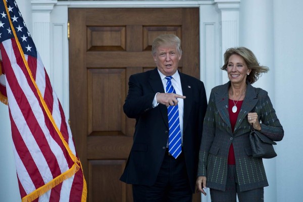Trump nombra a multimillonaria como secretaria de Educación de EUA