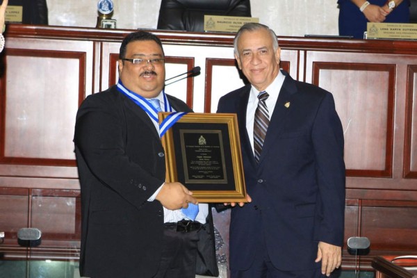 Congreso Nacional reconoce labor de periodistas hondureños