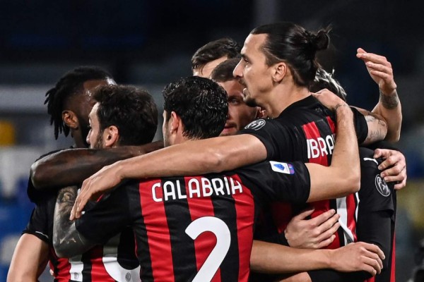 Video: Ibrahimovic se luce con doblete ante el Napoli y afianza al Milan en la cima de la Serie A