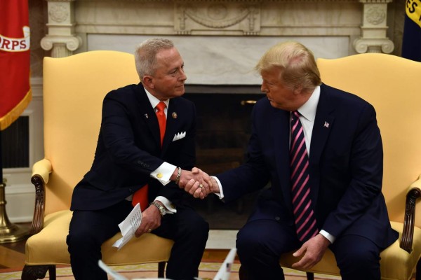 Demócrata que se opuso a impeachment visita a Trump y se declara republicano