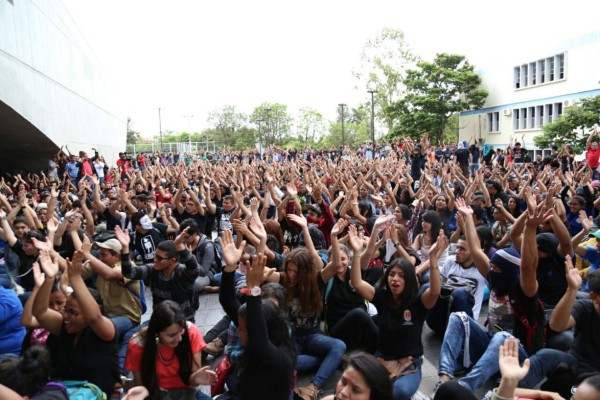 Cientos de estudiates se concentraron en la plaza universitaria de la Unah para agregar a sus demandas la renuncia de la rectora Julieta Castellanos.