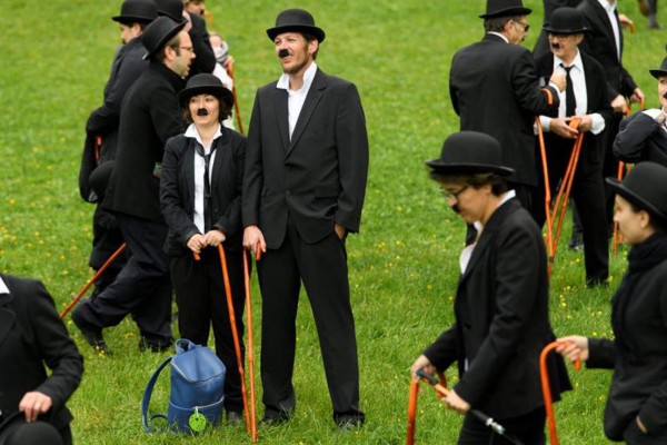 Más de 600 personas se visten de Charlot para celebrar cumpleaños de Chaplin