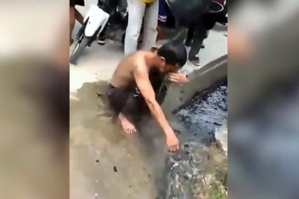 Los bañan con aguas negras por tener relaciones extramatrimoniales