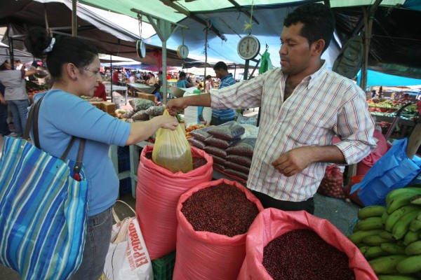 Cae el precio de la medida de frijol