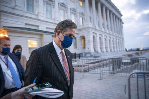 Trump enfurece por débil defensa de su abogado en el juicio político