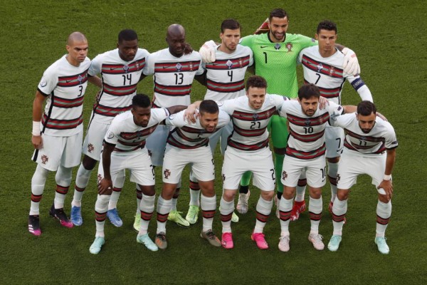 (Back L-R) Portugal's defender Pepe, Portugal's midfielder William Carvalho, Portugal's midfielder Danilo Pereira, Portugal's defender Ruben Dias, Portugal's goalkeeper Rui Patricio, Portugal's forward Cristiano Ronaldo, (L-R) Portugal's defender Nelson Semedo, Portugal's defender Raphael Guerreiro, Portugal's forward Diogo Jota, Portugal's midfielder Bernardo Silva and Portugal's midfielder Bruno Fernandes pose for a group picture before the UEFA EURO 2020 Group F football match between Hungary and Portugal at the Puskas Arena in Budapest on June 15, 2021. (Photo by Laszlo Balogh / AFP)