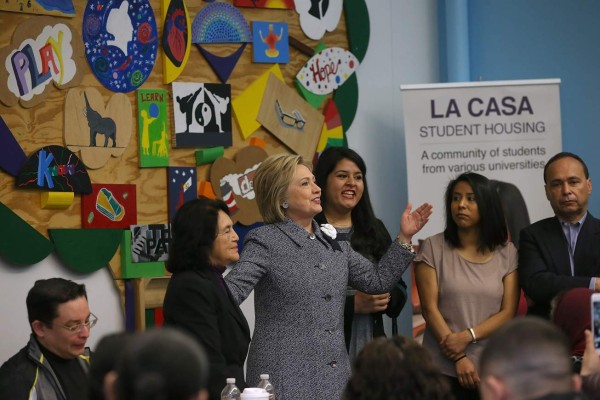 CHICAGO, IL - MARCH 14: Democratic presidential candidate Hillary Clinton speaks to residents attending an immigration workshop at the La Casa Resurrection Project on March 14, 2016 in Chicago, Illinois. Clinton is campaigning in Illinois and North Carolina ahead of the primaries on March 15. Justin Sullivan/Getty Images/AFP