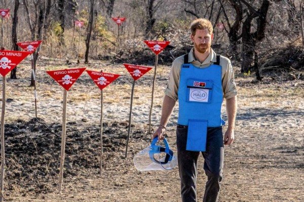 Príncipe Harry sigue pasos de Diana caminando en campo de minas en Angola