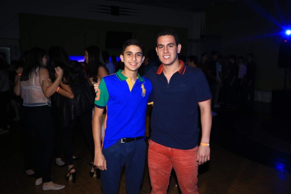 Estudiantes bilingües festejan en Manage