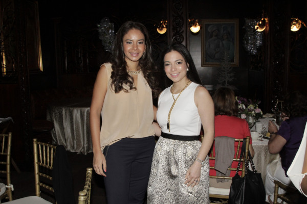 Frances Vargas es agasajada por su pronta boda