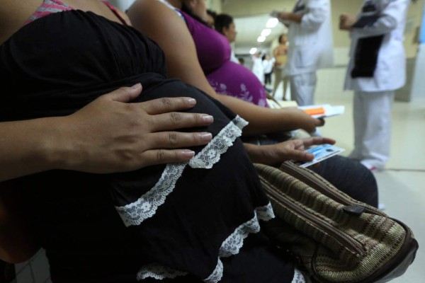 Se reduce la transmisión del VIH entre madres e hijos