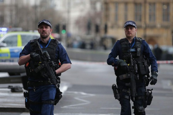 Armed British police officers patrol outside the Houses of Parliament in Westminster, central London on March 22, 2017 during an emergency incident.Three people were killed and 20 injured in a 'terrorist' attack outside the British parliament Wednesday when a man mowed down pedestrians, then stabbed a police officer before being shot dead. The car struck pedestrians on Westminster Bridge, a popular spot with tourists because of its views of Big Ben, before crashing into the railings outside the heavily guarded parliament building in the heart of the British capital. / AFP PHOTO / Daniel LEAL-OLIVAS