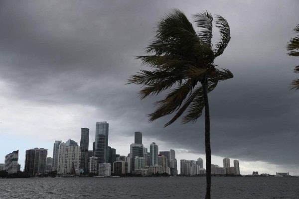 Huracán Isaías impactará en la noche en Florida tras dejar sin electricidad las Bahamas